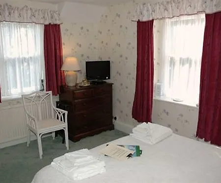 The At Pensión 4*